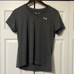 Women’s Under Armour Heat Gear v-neck tee in size XL.